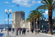 Havnepromenaden og fortet i Trogir