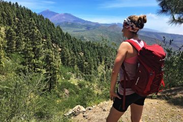 Vandrer har udsigt til vulkanen Teide på Tenerife