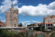 En klassisk hollandsk vippebro i Enkhuizen