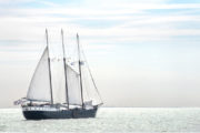Tre-mastet sejlskib til havs