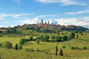 Den lille by San Gimignano på en bakketop