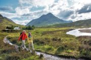 Vandrere i grønt landskab på West Highland Way. Vandreferie Skotland