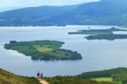 Udsigt over søen Loch Lomond i Skotland. Vandreferie