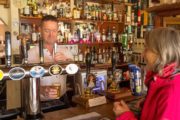 Vandrer får sig en fadøl på en pub på West Highland Way i Skotland. Vandreferie