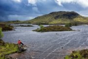 Vandrer nyder udsigten over Rannoch Moor på West Highland Way. Vandreferie Skotland