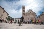 Cyklister på torvet i byen Hvar på øen Hvar