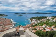 Udsigt over byen og havnen i Hvar