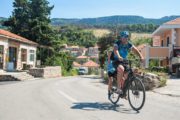Cykling gennem Jelsa på øen Hvar