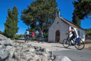 Cyklister passerer et lille kapel på øen Solta. Cykelkrydstogt Kroatien