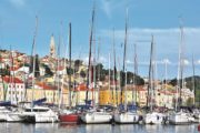 Sejlbåde i havn ved Mali Losinj