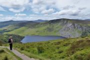 Hede og søer i det grønne irske landskab