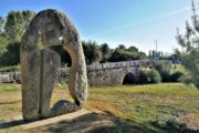 Stenbro og stenskulptur. Portugisisk Camino