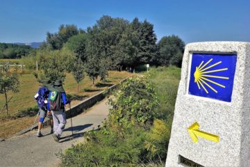 Vejviser i granit viser vej på pilgrimsruten. Portugisisk Camino