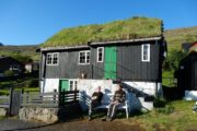 Vandreferie Færøerne Afslapning i aftensolen i færøsk bygd