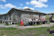 Vandring i Rondane med pause ved fjeldhytte