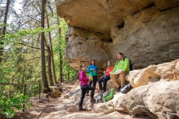 Vandreferie-i-Tyskland-Sachsiske-Schweiz-pause-under-klipper