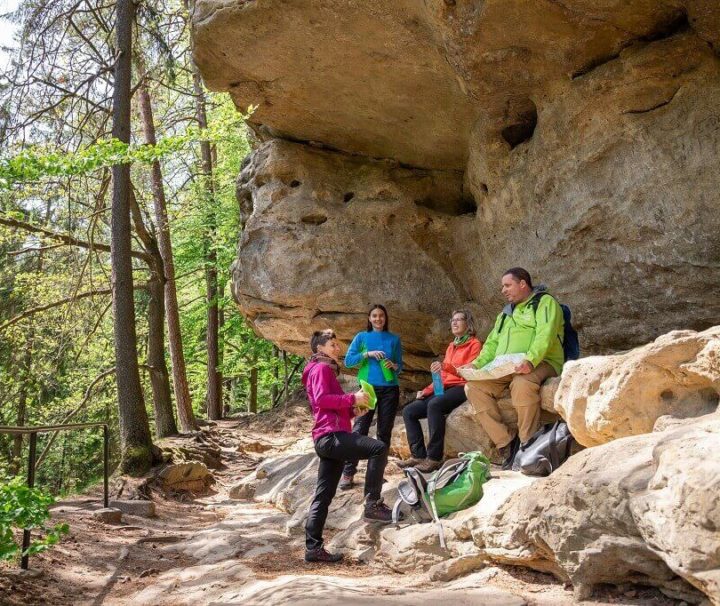 Vandreferie-i-Tyskland-Sachsiske-Schweiz-pause-under-klipper