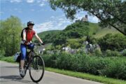 Cykling langs floden Mosel med udsigt til landsbyer og borg