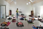 Elsebeth instruerer i yoga. og vandring