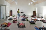 Elsebeth instruerer i yoga