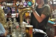 Fadøllen skænkes på en klassisk skotsk pub
