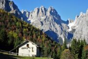 Vandreferie Dolomitterne Gardasøen høje bjerge skov stenhytte